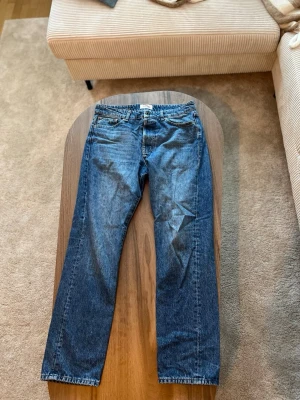 Blå loose fit jeans från jack&jones - Blå jeans från Jack & Jones i modellen Chris Loose Fit.  • Storlek: 32/32 (enligt märkning) • Passform: Loose/Regular fit • Skick: Bra begagnat skick, normal tvättslitage • Färg: Blå denim • Detaljer: Klassisk 5-ficksdesign, knappgylf, kraftigare denim  Avslappnad modell med rak och rymligare passform – perfekt för vardagsbruk och en mer relaxed stil.