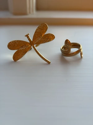ringar guld - (kan köpas enskilt, behöver inte tillsammans) super snygga ringar ifrån maledin och amazon. säljer då de var lite små och jag tryckte in fel, jag är en silver tjej. jag köpte de båda för 320, och jag säljer de för 200 (kan förhandla i pris) tillsammans. 