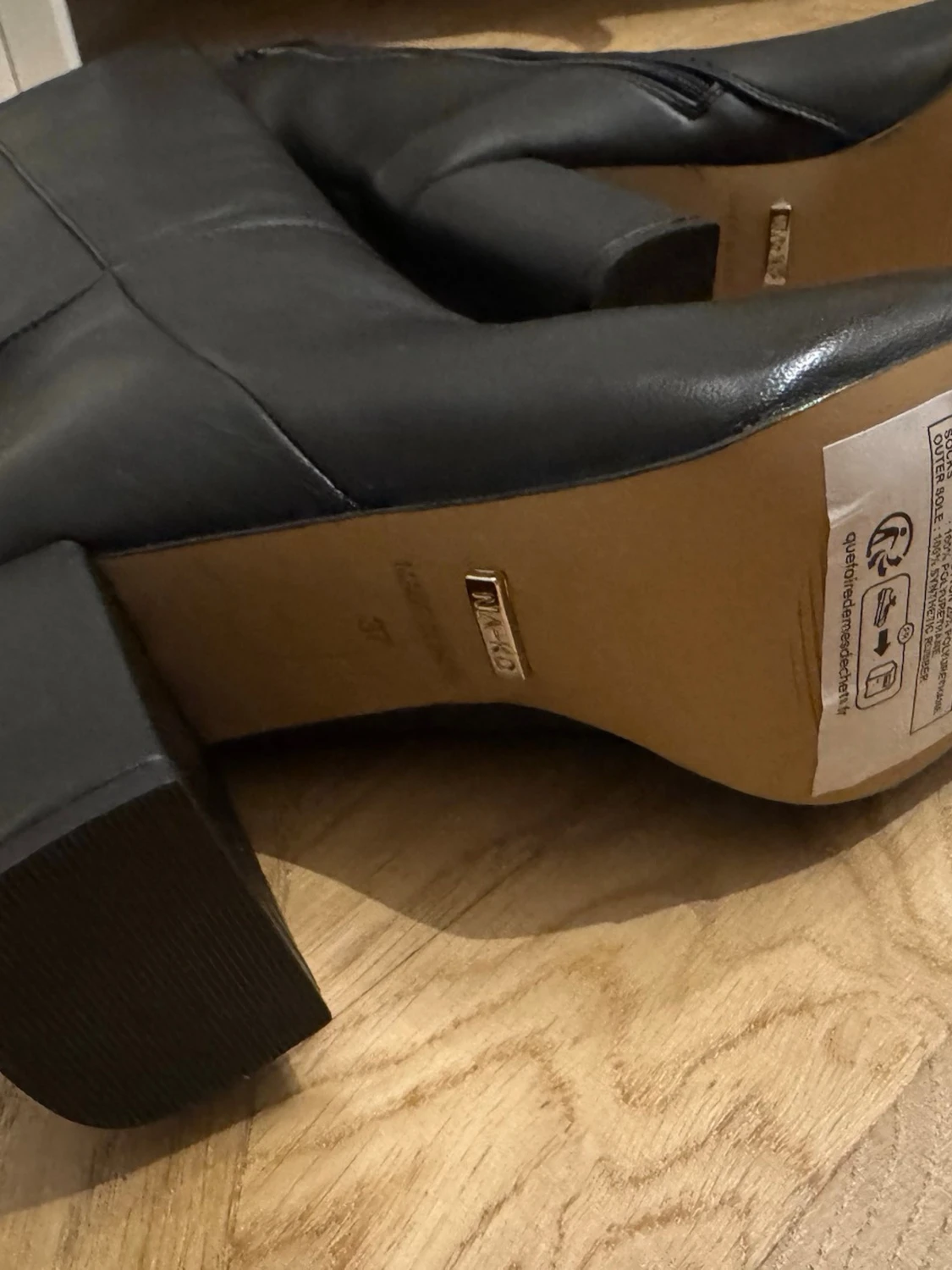 Svarta knähöga stövlar från Diko - 1
