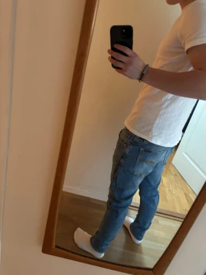 Nudie jeans - Tja! Säljer ett par Nudie jeans i storleken (30/32)-skick 7/10. Fläck på ena benet. Vid minsta lilla fundering hör av er!