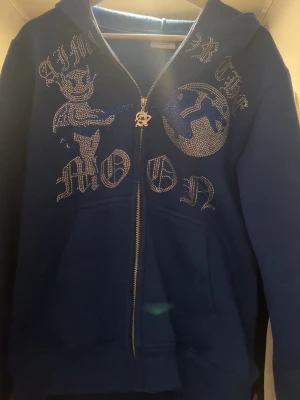 Aim for the moon hoodie storlek S - Blå aim for the moon hoodie i storlek S som säljs då jag inte använder den längre 💕Pris kan diskuteras 