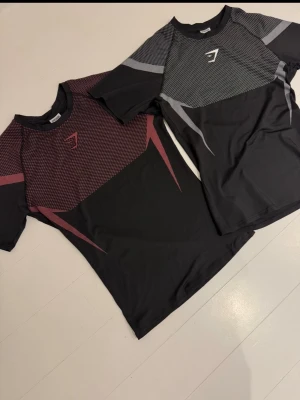 Gymshark kortärmade träningströjor - Blev lurad då jag köpte flera tröjor som visade sig vara kopior. De är de bästa kopiorna man kan komma åt dock. Har storlek S samt M. Säljer billigt då de som sagt är kopior. Förs till kvarn! Pris kan diskuteras vid snabb affär.