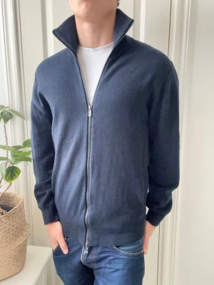 Massimo dutti full zip lång krage  - Massimo dutti full zip lång krage , inga defekter, väldigt skön och sitter lite stort på modellen som är 180 cm 75 kg och bär storlek L. Kom med frågor! 