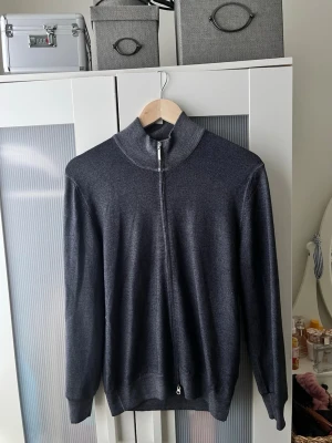 Exklusiv Gran Sasso hel zip / full zip kofta med dragkedja 100% virgin wool - Jätte fin och exklusiv hel zip tröja Från Gran Sasso, Kvalitet märke Skicket på tröjan är jätte bra, precis som ny  Färgen är en blandning av blå och grå/vit Storlek 46 vilket motsvarar S i europeisk storlek  100% virgin wool vilket ger tröjan en känsla i världsklass Skicka meddelande vid några funderingar Komma gärna även in mina andra annonser
