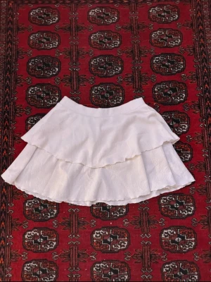 Vit volangkjol, lager 157 - Supersöt vit kjol från lager 157 i storlek XS. Säljer då den inte kommer till användning längre ☺️