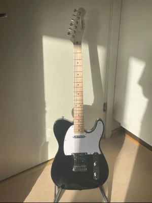 Elgitarr FENDER telecaster  - Elgitarr FENDER telecaster. Det finns en liten skada på baksidan av elgitarren, bifogar bild på skadan.