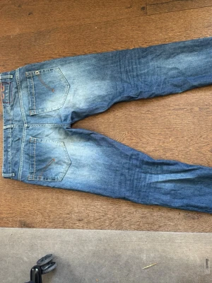 Dondup jeans  - Säljer nu mina dondup jeans då de börjar bli lite för små för mig. Stilrena mörkblåa jeans i bra skick. Tveka inte på att höra av dig om fler frågor!