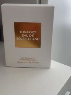 Tom Ford Eau de Soleil Blanc EdT 30ml - Tom Ford Eau de Soleil Blanc Eau de Toilette i 30 ml flaska. Parfymen kommer i en elegant vit och guldig förpackning med en frostad glasflaska och guldfärgat lock. Doften är lyxig och fräsch, perfekt för dig som gillar exklusiva parfymer. Aldrig använd 