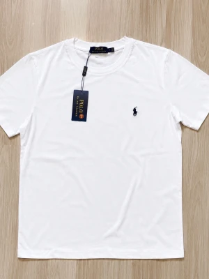 Vit t-shirt från Polo Ralph Lauren - Klassisk vit t-shirt från Polo Ralph Lauren. Perfekt för varma sommardagar. Kommer med prislapp och är självklart helt ny.