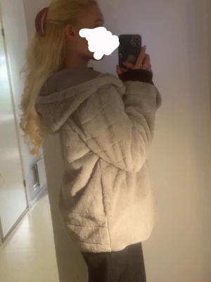 Fluffig jacka  - Fluffig jacka som knäpps med ”knappar”