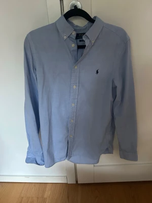 Ralph Lauren skjorta  - Säljer en Ralph lauren skjorta då den är för liten för mig. Bra skick inte använt så mycket endast ett fåtal gånger förra sommaren. Passar dig runt 175-179 ✅ skriv vid frågor! 