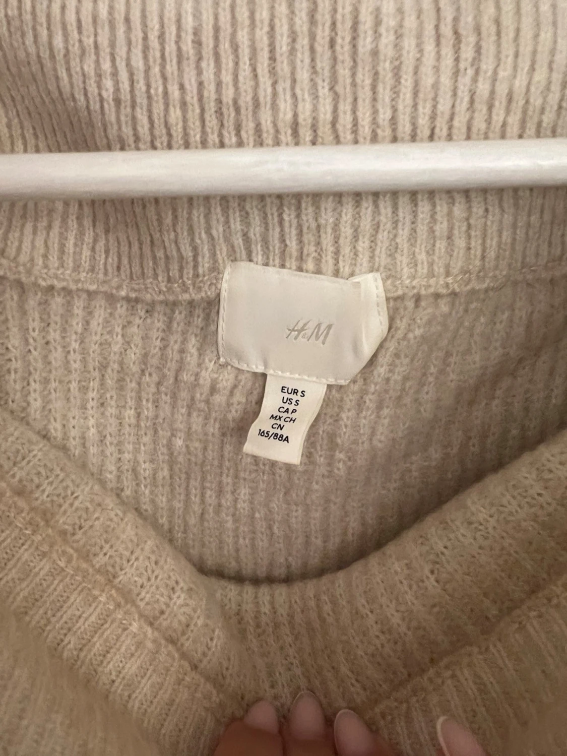 Beige stickad offshoulder tröja - 3
