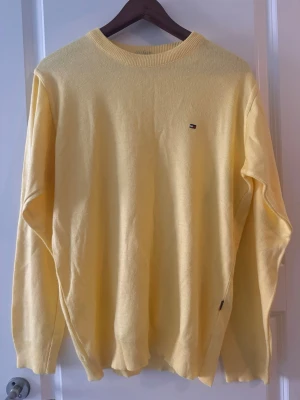 Gul stickad tröja från Tommy Hilfiger - skickar idag  - Jättefin gul Tommy Hilfiger tröja. Den är normal i storleken ganska stretchig. Använd ett par fåtal gånger och är i bra skick ☺️ 
