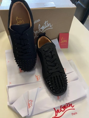 Christian Louboutin skor storlek 43 - Hej! Säljer jätte fina loubs i mocka: storlek 43 perfekt inför sommaren. Hade själv behållit de om de passade. Vid frågor hör av er 
