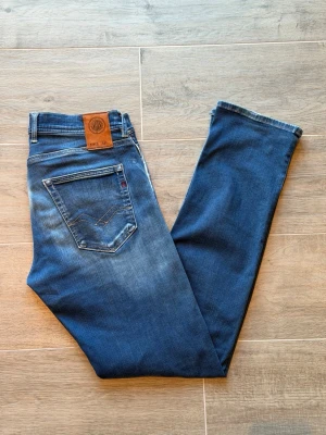 Replay Anbass Jeans - Säljer dessa urläckra jeans från Replay. Modellen är Anbass och storleken är W30 L32. Jeansen har en super fin blå färg. Skicket är toppen, inga defekter finns.