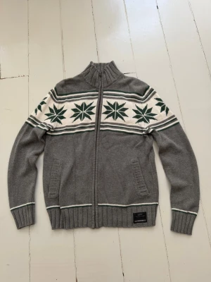 Grå Esprit tröja - Vintage Esprit tröja med vinter tema. Stl är S och den sitter som S. Perfekt skick, finns verkligen inget att klaga på. Hör av dig vid funderingar.