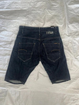 Jeansshorts - G-Star - Denna vara kommer att auktioneras ut på på Humana x Plick Live den 25 juni klockan 19:30
