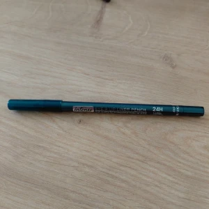 Intense mörkgrön eyelinerpenna - Snygg eyelinerpenna från Intense i en djup blå nyans. Pennan har en metallisk mörkgrön hylsa och är enkel att applicera tack vare sin mjuka spets. Perfekt för att skapa markerade ögon och håller upp till 24 timmar. Oanvänd. 