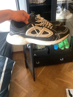 CD skor - Slitna i hälen och lite slitna på skon