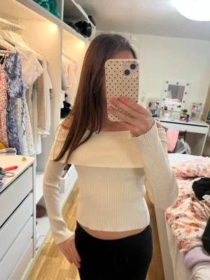 Off the shoulder stickad tröja off white - Fin stickad tröja med off the shoulder från H&M i storlek XS. Dock har det kommit grön färg nära handen från slöjden i skolan, ska verkligen försöka att få bort det om det går!❣️