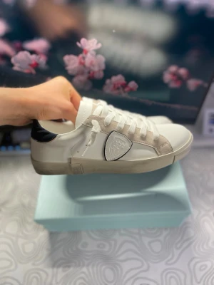 Philippe modell skor - Säljer dessa riktigt snygga vita sneakers i storlek 42! ⭐️Perfekta nu till sommaren! ⛱️Köpta från Vinted och säljer dem då dem var lite för små! ⚜️Hör av er ifall ni har några frågor!