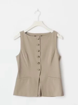 Beige topp från Gina Tricot - Säljer denna väst/topp från Gina Tricot i storlek XS. Ny med prislapp kvar. Endast provad hemma. Säljs då den inte används.