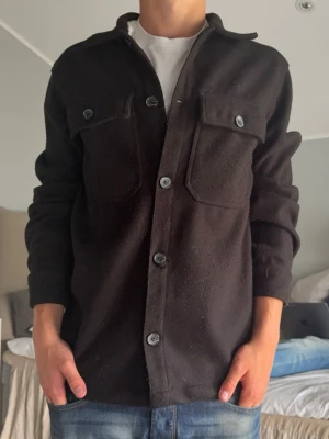 Overshirt - En riktigt snygg svart overshirt. Storleken är M. Tveka inte på att höra av dig vid eventuella frågor och funderingar!😊✌️
