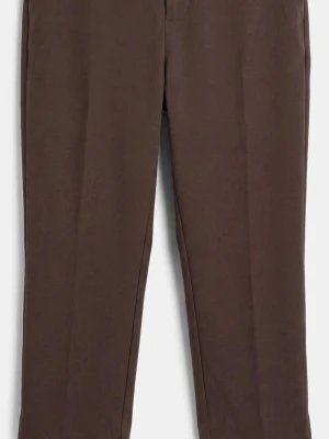 Bruna midwaist capri shorts - Snygga bruna capri shorts med midwaist passform. De har en stilren design utan synliga detaljer och slutar strax under knät. Perfekta för dig som vill ha en clean och enkel look. Oanvända med prislapp.