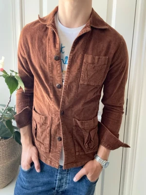 John Henric brun overshirt  - John Henric brun overshirt, Inga defekter! Modellen i bilderna är 180 cm 75 kg och bär Storlek S , Kom med frågor! 🌟 (Kan gå ned i pris vid köp av paket 😉) 