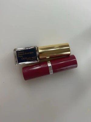 Mörkrosa läppstift med silverdetalj - Snyggt mörkrosa läppstift med elegant hylsa i plast och silverdetalj. Läppstiftet har en klassisk rund form och ger en intensiv färg till läpparna. Perfekt för dig som vill ha en färgstark look.