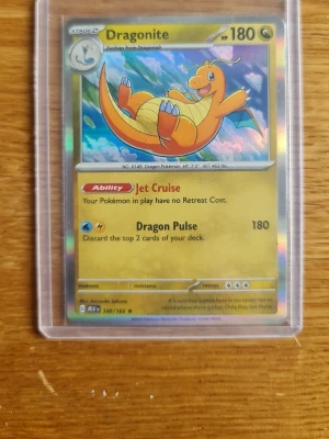 Dragonite Pokémonkort Holo - This is a Dragonite card from the Pokémon Scarlet & Violet 151 set, numbered 149/165.It features a Reverse Holo foil pattern on the card face, excluding the artwork itself.The card has a Jet Cruise ability that removes retreat costs for all your Pokémon in play.