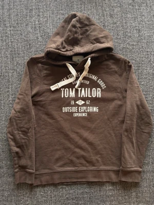 Tom tailor hoodie ~ vintage  - Sjukt eftertraktad Tom Tailor hoodie i M – brun 2000’s vintage modell 🌿  Fint skick, sällsynt modell som är svår att få tag på idag. Passar även S.  Passar perfekt nu till våren/sommaren ☀️📦✌️