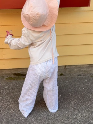 Egensydda barnbyxor storlek 86, 18-24 månader  - Säljer ett par Egensydda barnbyxor i bäckebölja material. Storlek 86, 18-24 månader. Passar perfekt nu när de är sommar☀️  elastisk midja!