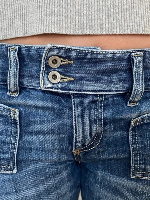 Snygga bootcut jeans  - Snygga vintage blå bootcut jeans från Diesel med låg midja💕 De är nästan helt oanvända, använt ett fåtal gånger och är i storlek  W28 L34💕 priset kan diskuteras 