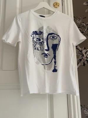 T shirt zara  - Säljer denna populära T-shirt från zara då den inte längre kommer till någon andvändning. Den enda defekten är att färgen har lastbar lite på ett område men ingenting man tänker på❤️