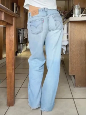Levi’s low waist wide  - Säljer ett par klassiska ljusblå jeans från Levi's med rak passform och låg midja. Har klippt dem så skulle säga att de passar nån som är under 165💕💕