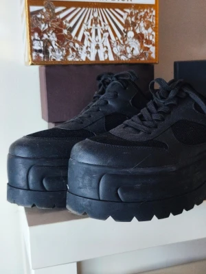 🖤 Chunky Black Platform Sneakers ✨ - Statement sneakers with a bold silhouette and all-black design that goes with absolutely everything. 🖤 Perfect for everyday wear, oversized looks, streetwear, or adding a little extra height without sacrificing comfort. The chunky platform sole gives them a modern edge while the lightweight feel makes them surprisingly easy to wear throughout the day. Style them with jeans, cargo trousers, dresses, or an all-black outfit for an effortlessly cool look.