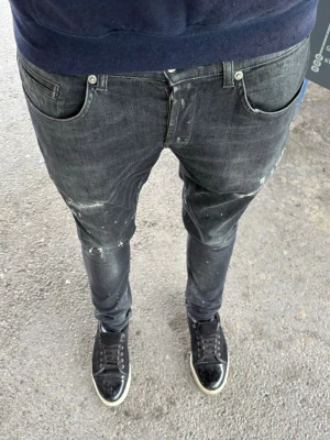 Dondup jeans - Säljer dessa sjukt feta dondup jeans med slitningar | Storlek 33, uppsydda så de passar en aning kortare | Mycket bra skick | Hör av dig vid minsta fundering 