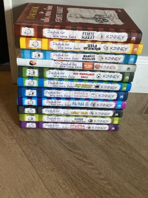 Dagbok för alla mina fans-bokserie - Säljer en samling av Dagbok för alla mina fans av Jeff Kinney. Böckerna har hårda färgglada omslag med olika illustrationer och titlar som Femte hjulet, Usla utsikter och Rodrick regerar. Perfekt för dig som gillar humor och vardagsdrama i bokform. En bok har mjukt omslag