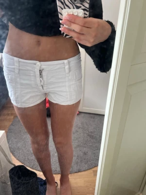 lågmidjade linne shorts - fina lågmidjade linne shorts i storlek M men är små i storleken så jag skulle säga att de är mer som S, vet inte vart de är ifrån men lappen är på sista bilden🩷