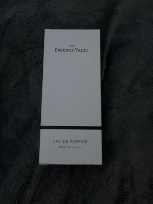 The Essence Vault 291 Eau de Parfum - The Essence Vault 291 Eau de Parfum i en stilren, transparent glasflaska med silverfärgad spraykork. Flaskan rymmer 100 ml och har en minimalistisk design med svartvit etikett. Kommer i en elegant vit kartong med svart detalj. Inspired by Fcking Fabulous. De är kända för sina parfymer. Kom dm för frågor