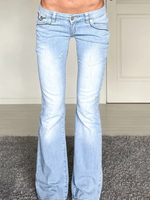 Jeans - Midjemått: 38cm rakt över, innerbenslängd: 80cm 💗 