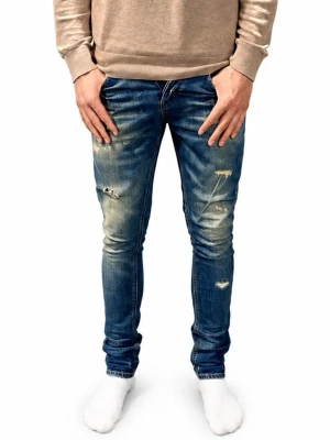 Dondup George - Dondup jeans George!!Trendigaste jeansen på marknaden Nypris=4000  Säljs för=799(Modellen har orginal slitningar från fabrik vilket gör jeansen mer populär och eftertraktad)