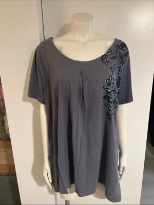 Blå tshirt - Blå t-shirt från Kappahl stl 2XL. 100% bomull. Dockan på bild storlek S/M för referens 