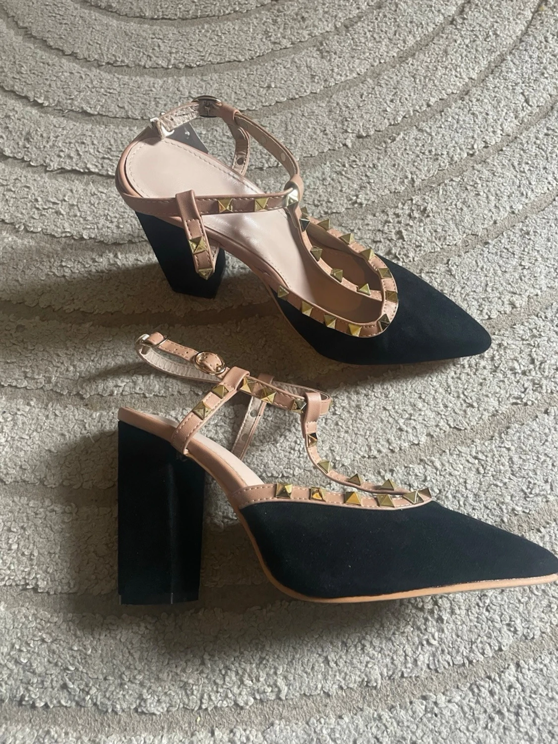 Svarta pumps med nitar och blockklack - 5
