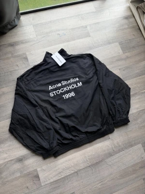 Acne Studios Jacka - Svart vindjacka från Acne Studios - Helt ny och oanvänd 🤩 Super fin vindjacka med topp kvalitet-  Passar Storlek M 