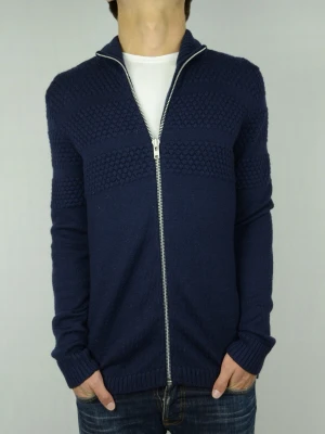 Samsøe Samsøe stickad cardigan  - SAMSØE SAMSØE STICKAD ZIP CARDIGAN Storlek : M Passform : Normal Användning : Tröjan är i ett väldigt fint skick utan defekter Nypris : Cirka 1600SEK Modellen på bilden : 182CM och väger 73,5KG