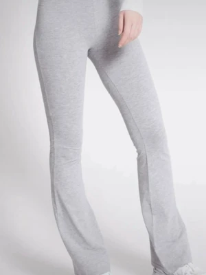 Grå bootcut mjukisbyxor - Säljer ett par ljusgrå mjukisbyxor med bootcut-modell och hög midja. Byxorna är tillverkade i mjukt och stretchigt material som sitter skönt mot kroppen. Perfekta för en avslappnad och trendig look.