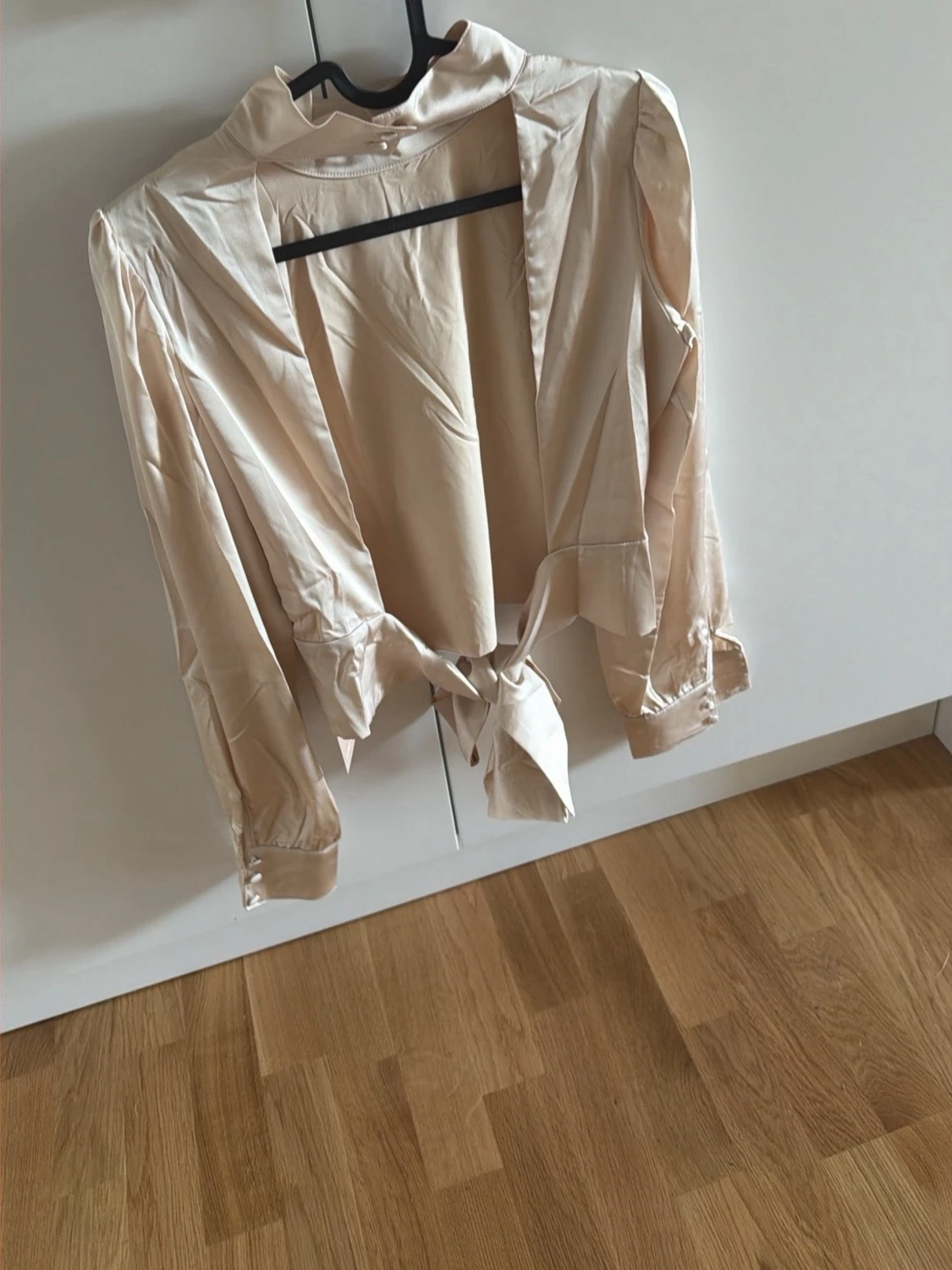 Beige satinblus med öppen rygg