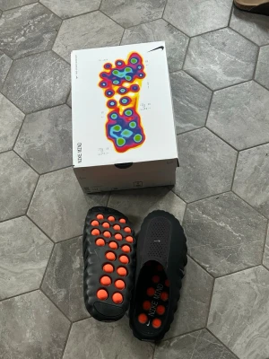 Nike mind 001 tofflor limited release  - Säljer ett par svarta Nike mind 001 tofflor med orangea kulor 